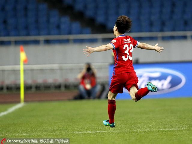 2026-01-23 当八九十年代的东北影像在大众记忆中定格，萧瑟的钢铁厂、苍凉的玉米地与凛冽的寒风似乎成为了不变的底色，那些聚焦社会转型期的作品，往往带着残酷与荒凉的基调。