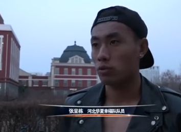 依、杨子、张一白、郑恺、郑钧、王宝强等在内的众多圈中好友也前 杨幂手握花束小露性感香肩 逆生长美成暗夜小精灵 2016-12-05 近日，杨幂出席某活动。