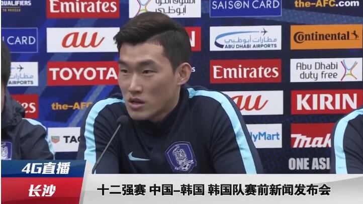 主演佩德罗·帕斯卡背着猎枪，警惕地守在贝拉·拉姆齐身旁。