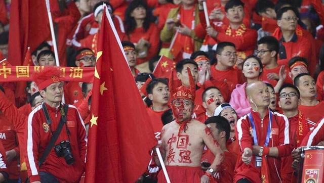 她在拍摄现场，表情多变，充满了淘气的特质。