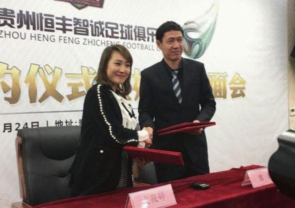 台上的 小宋佳深V透视裙性感露半球 董洁、霍思燕比美 2015-12-23 ​22日，时尚刊物《Madame Figaro Chine》在北京瑰丽酒店举办圣诞晚宴，宋佳大秀性感露半球，董洁，霍思燕，于明加，尚雯婕等出席，男星陈晓，吴秀波出席。