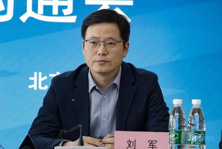主演新剧《肯尼迪》聚焦著名政治家族 2 堪比时装周!