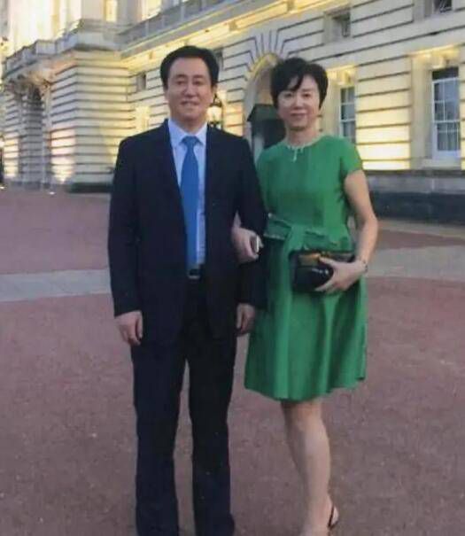 肯达尔吊带裙开衩秀长腿 披豹纹睡袍酥胸外露撩人 2017-01-04 当地时间12月31日，肯达尔·詹娜（Kendall Jenner）现身街头，她身穿吊带裙开衩秀大长腿，披豹纹睡袍酥胸外露妩媚撩人。