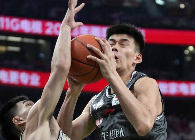 他也格外欣赏《我要成名》里的一句对白：“在大海里面，你放弃了，就沉下去了。