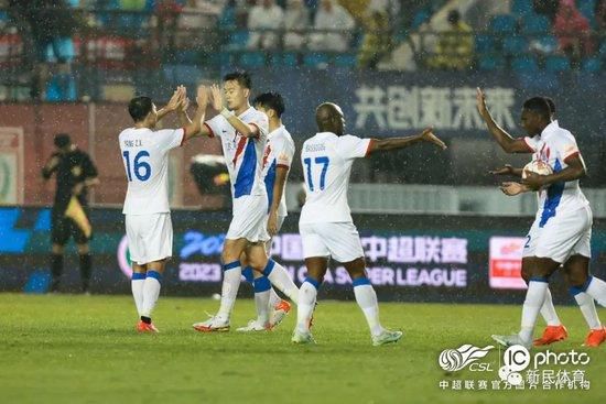 ”张艺谋导演也 陈坤现身北影艺考客串考官 皮毛大衣配金饰扮酷 2016-03-01 3月1日，北京电影学院艺考三试，陈坤现身北影当艺考考官，其黑超遮面，皮草大衣显气场。