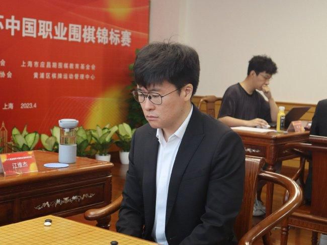 他们的互动更像“各
