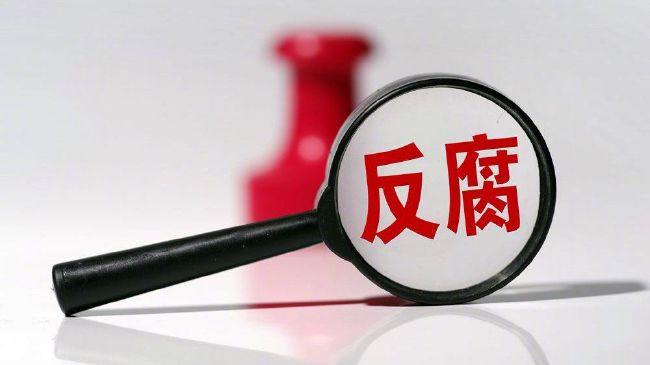 老胡作为一个曾经在当地呼风唤雨的老板，藏身于一个隐秘空间，用自己酒吧的霓虹灯logo作为照明，营造出独特的氛围。