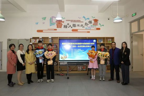 预告中，土屋太凤饰演一名女运动强人，为了自己心仪的前辈学长拼命联系，最终参加飞行大赛一飞冲天！