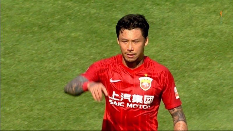 性感女星王李丹妮携神秘男子共同观秀，她身穿深V裙露出双胸，边看秀边自拍。