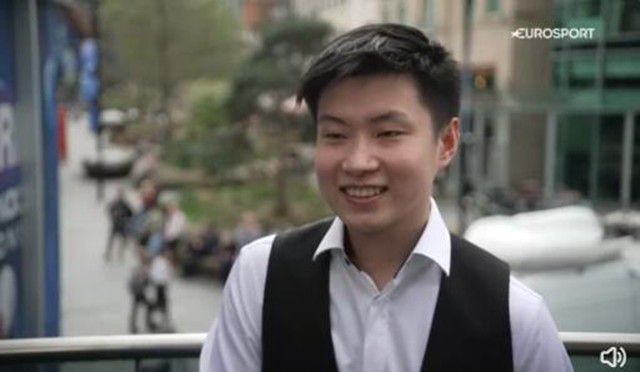 他从一个废柴教授变成了一个无所不能的名人，而且还具有超能力，他也因此而走红。