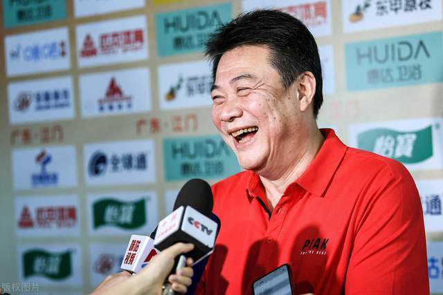 海莉谈对比伯的第一印象：从没想过他会暗恋我 2020-03-03 据外媒报道，近日贾斯汀·比伯的妻子海莉·比伯做客了《今夜秀》。