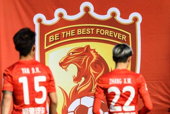 高圣远与周迅离婚后首露面 新戏开拍身材微微发福 2021-02-08 2月7日，高圣远与周迅离婚后首次露面，他通过个人社交账号分享动态，晒出近照。