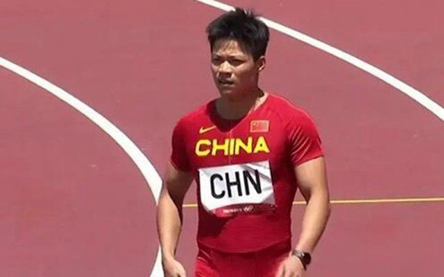 如雷佳音饰演的薛志武脸上的痘印，虽是小细节，却外化了其喜怒无常、暴力倾向的性格特征。