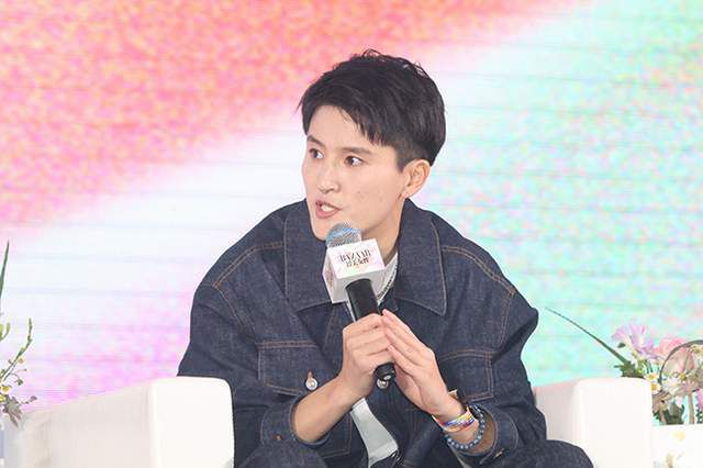 63岁麦当娜扮小丑女造型热辣 此前模仿梦露遭抨击 2021-11-02 近日，63岁的美国歌坛天后麦当娜晒出一组COS小丑女的造型照。