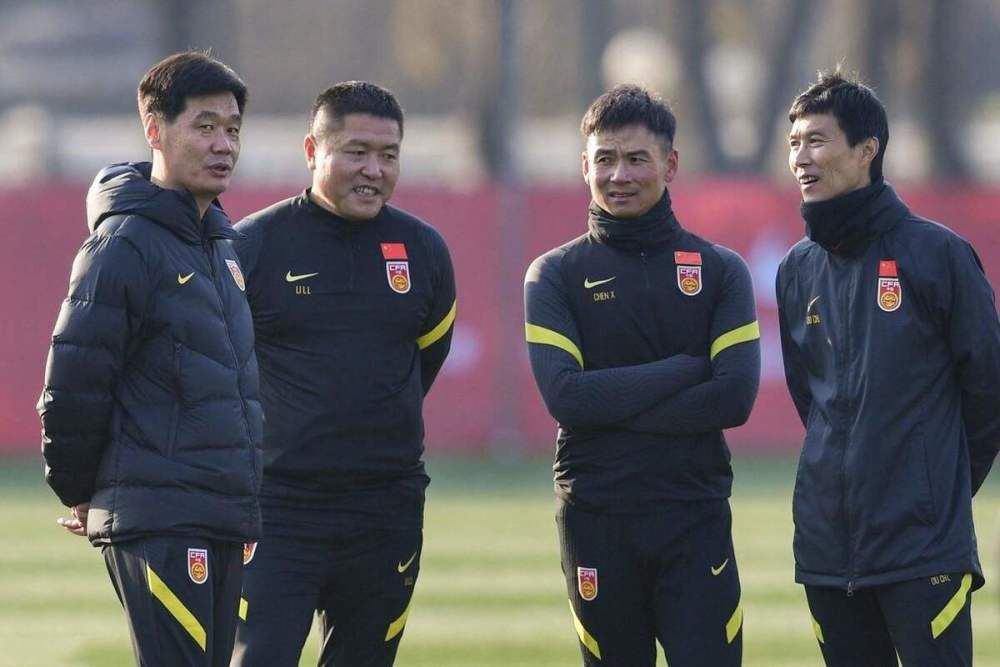传统银幕可以透声，但LED是硬屏，所以需要将屏幕做薄、开孔。