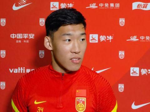 于是，他让自己镜头下的香港变成了一座色调灰暗的“冰雪之城”。