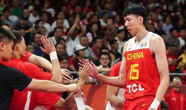同期发布的“新年加油”版海报中，漫天红色彩纸烘托出热闹喜 《飞驰人生3》曝预告 沈腾尹正新春继续热血向前 2026-02-13 近日，电影《飞驰人生3》发布“呼应上了”版预告，随着系列前两部的经典镜头在预告中不断闪回，无数记忆再度袭来，张驰（沈腾 饰）的连牙又蓝上了！