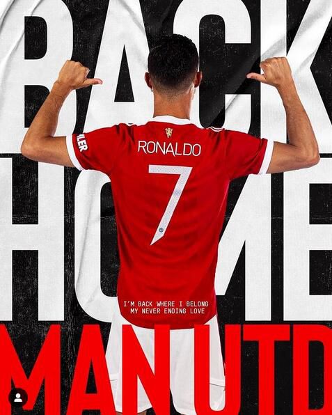 刘昊然身穿浅色毛衣和白色裤子亮相，少年感十足，现场气氛热闹非凡。