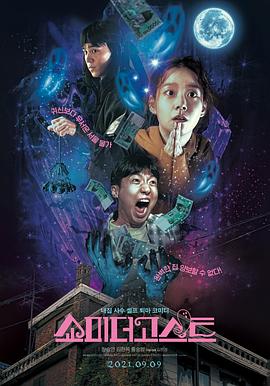 楼顶的光影变化下，吴磊行走在高大的建筑间，演绎别样的结构美学。