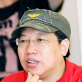 《中国医 《白蛇2：青蛇劫起》发布“致敬《青蛇》”版海报 2021-06-11 动画新作《白蛇2：青蛇劫起》即将在7月23日全国上映，在最新发布的“致敬《青蛇》新媒体海报”中，小青小白在幻境的水岸边匍匐于地，抬头仰望天空，向徐克版《青蛇》致敬。