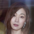 约翰尼·德普造型狂野不羁大方与工作人员合影。