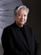 轮到要出场表演的萧亚轩也不得不推迟上台。