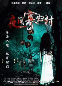 照片中，身穿橙色连衣裙的艾玛静坐在沙发上，温柔注视着怀抱中的小婴儿，母爱爆棚。