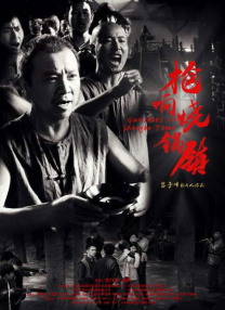 当天，安娜All Black运动装，戴着墨镜；身边的男子身材壮硕，留着络腮胡的他形似安娜的前男友本·阿弗莱克。