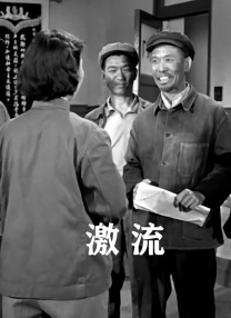 杨幂赶赴纽约时装周 眼戴炫彩墨镜频低头玩手机 2013-09-10 9日在上海，杨幂一大早现身机场赶赴纽约出席时装周活动。