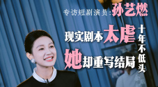 照片中，巩俐素颜出街，身穿灰色上衣，高梳马尾辫，打扮低调。