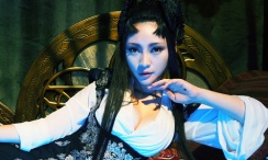 周杰伦新片《天台》定档7.11 女主角李心艾首曝光 2013-05-28 5月27日，电影《天台》在京举行发布会，导演周杰伦、监制刘畊宏，带着从未在媒体面前曝光的女主角李心艾公开亮相，并宣布影片将于7月11日正式上映。