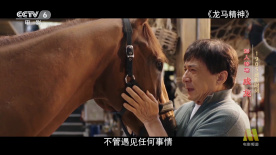 艾玛顶着一头炸毛似没睡醒，外出不忘端三明治暴露吃货属性，。