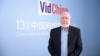 据悉，二人近日经常被媒体拍到一同出行的照片，劳伦斯的左手无名指偶 《饥饿游戏3》开拍 “锤弟”、劳伦斯到达片场 2013-09-24 近日，詹妮弗·劳伦斯和利亚姆·海姆斯沃斯都到达《饥饿游戏3：嘲笑鸟（上）》在亚特兰大的拍摄场地，虽然已经曝光的照片中并没有二人拍戏的场面，也没有出现其他演员，但之前大量新角色的扮演者已经公布，实力女 《饥饿游戏2》走全球 奥斯卡影后劳伦斯换装秀 2013-11-19 当地时间11月18日，电影《饥饿游戏2：星火燎原》在洛杉矶举办首映礼，主演詹妮弗·劳伦斯身穿灰色薄纱透明裙装，裙下的美腿和内衣清晰可见，性感逼人。