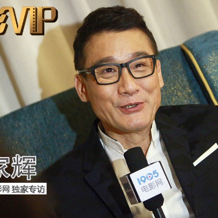 这几年，小李子一直都放飞自我，本次更是以腰间系着紫色塑料袋现身街头。